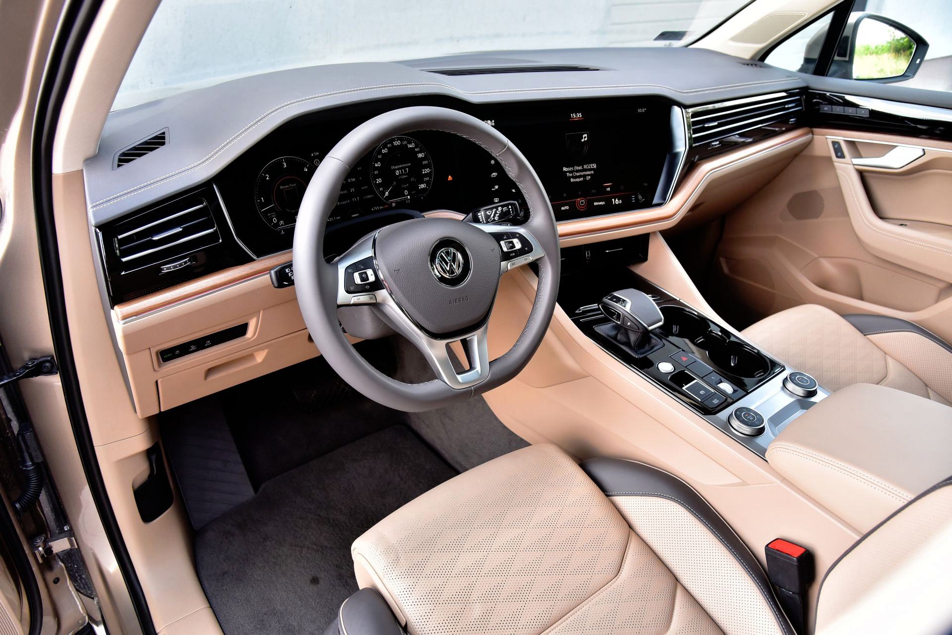 В категории «аналог» интерьер Volkswagen отличается хорошим качеством отделки и облицовки, а также большими мягкими отсеками для хранения, а также широким диапазоном регулировки положения тандемного сиденья и рулевого колеса и обзором выше среднего с места водителя